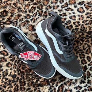 BNWT Vans UltraRange sneakers